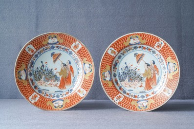 Une paire d'assiettes en porcelaine de Chine de style Imari &agrave; d&eacute;cor 'Dames au Parasol', Qianlong