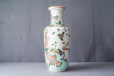 Une grande jardini&egrave;re et un vase de forme rouleau en porcelaine de Chine famille verte, 19&egrave;me