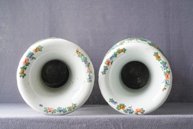 Une paire de vases en porcelaine de Chine famille verte de Canton, 19&egrave;me