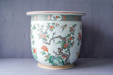 Une grande jardini&egrave;re et un vase de forme rouleau en porcelaine de Chine famille verte, 19&egrave;me