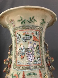 Une paire de grands vases en porcelaine de Chine famille verte &agrave; fond c&eacute;ladon, 19&egrave;me