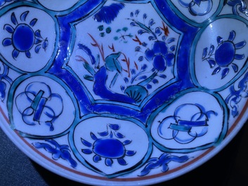 Une paire d'assiettes en porcelaine Kakiemon de style Wanli, Edo, Japon, 17&egrave;me