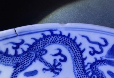 Une paire de plats en porcelaine de Chine en bleu et blanc &agrave; d&eacute;cor de dragons, marque de Kangxi, Guangxu