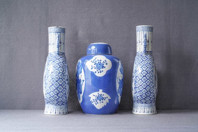 Een paar blauw-witte Chinese 'moonflask' vazen en een dekselpot, 19e eeuw
