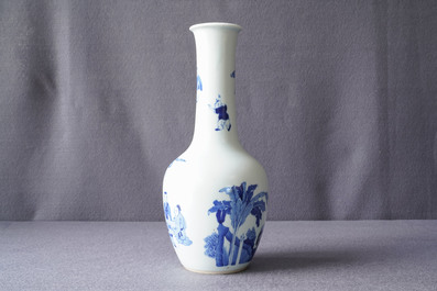 A Chinese blue and white bottle vase with go-players, 19/20th C.