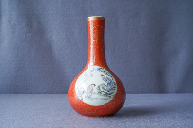 Un vase de forme bouteille en porcelaine de Chine famille rose &agrave; fond corail, marque de Qianlong, 19/20&egrave;me