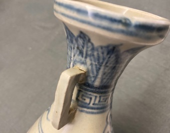 Een Chinese blauw-witte vaas met lotusslingers, Yuan