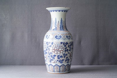 Un vase en porcelaine de Chine bleu, blanc et rouge, 19&egrave;me