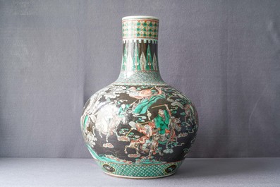 A Chinese famille verte black-ground 'war scene' vase, 19th C.