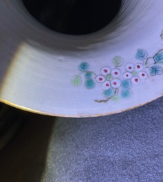 Une paire de vases en porcelaine de Chine famille rose &agrave; fond jaune, 19&egrave;me