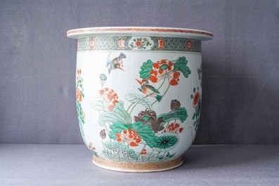 Une grande jardini&egrave;re et un vase de forme rouleau en porcelaine de Chine famille verte, 19&egrave;me