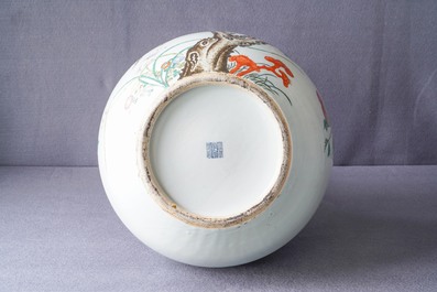 Un vase en porcelaine de Chine famille rose &agrave; d&eacute;cor de p&ecirc;ches, marque de Qianlong, 19&egrave;me