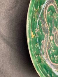 Un plat en biscuit &eacute;maill&eacute; vert &agrave; d&eacute;cor de dragons, marque de Kangxi, 19&egrave;me