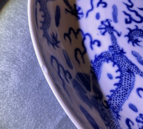 Une paire de plats en porcelaine de Chine en bleu et blanc &agrave; d&eacute;cor de dragons, marque de Kangxi, Guangxu