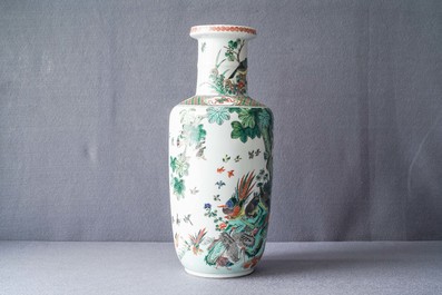 Une grande jardini&egrave;re et un vase de forme rouleau en porcelaine de Chine famille verte, 19&egrave;me