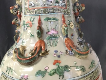 Een paar grote Chinese famille verte vazen met figuren op celadon fondkleur, 19e eeuw