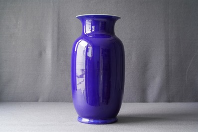 Un vase en porcelaine de Chine bleu monochrome, 19&egrave;me