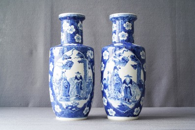Een paar Chinese blauw-witte rouleau vazen met figuren bij een olifant, Kangxi merk, 19e eeuw