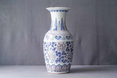 Un vase en porcelaine de Chine bleu, blanc et rouge, 19&egrave;me