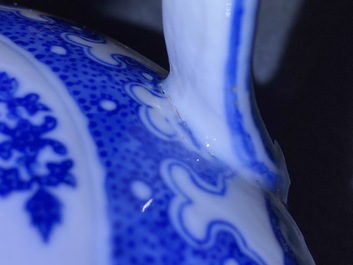 Une verseuse &agrave; deux anses en porcelaine de Chine en bleu et blanc, marque de Qianlong, 19/20&egrave;me