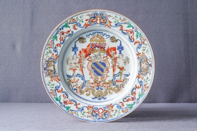 Een Chinese verte-Imari wapenschotel voor de Portugese markt met wapen van Ataide, ca. 1720