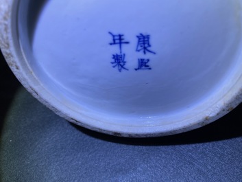 Une paire de vases de forme rouleau en porcelaine de Chine en bleu et blanc, marque de Kangxi, 19&egrave;me