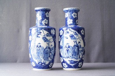 Een paar Chinese blauw-witte rouleau vazen met figuren bij een olifant, Kangxi merk, 19e eeuw