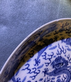 Une paire de plats en porcelaine de Chine en bleu et blanc &agrave; d&eacute;cor de dragons, marque de Kangxi, Guangxu