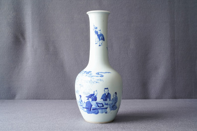 Un vase de forme bouteille en porcelaine de Chine en bleu et blanc, 19/20&egrave;me