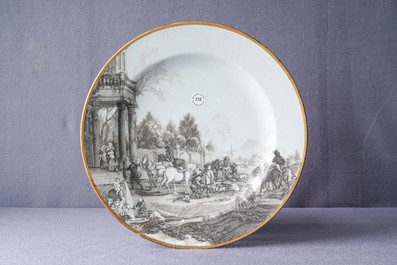 Een Chinese grisaille 'Terugkomst van de jacht' schotel met wapenschild achteraan, Qianlong