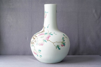 Een Chinese famille rose 'perziken' vaas, Qianlong merk, 19e eeuw