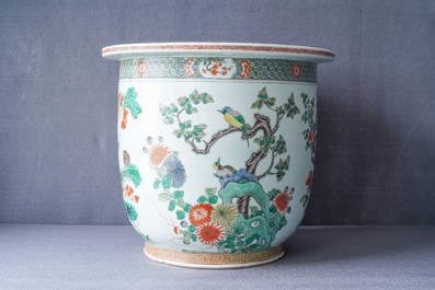 Une grande jardini&egrave;re et un vase de forme rouleau en porcelaine de Chine famille verte, 19&egrave;me