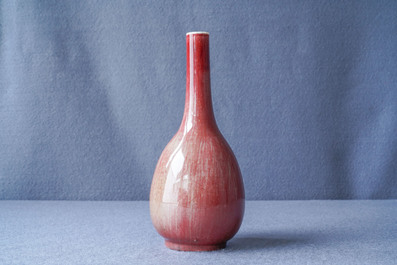 Un vase de forme bouteille en porcelaine de Chine rouge monochrome dans sa bo&icirc;te de pr&eacute;sentation, R&eacute;publique