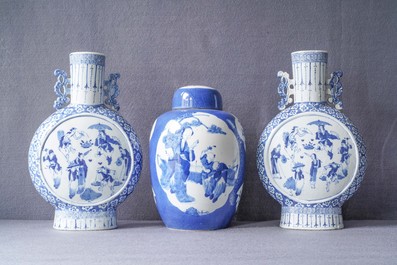 Une paire de vases de forme 'moonflask' et un pot couvert en porcelaine de Chine en bleu et blanc, 19&egrave;me