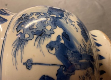 Un br&ucirc;le-parfum en porcelaine de Chine en bleu et blanc, &eacute;poque Transition