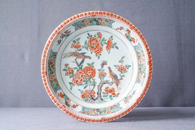 Un plat en porcelaine de Chine famille verte &agrave; d&eacute;cor d'oiseaux parmi fleurs, Kangxi