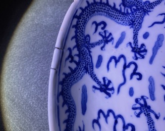 Une paire de plats en porcelaine de Chine en bleu et blanc &agrave; d&eacute;cor de dragons, marque de Kangxi, Guangxu