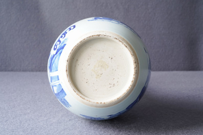 A Chinese blue and white bottle vase with go-players, 19/20th C.