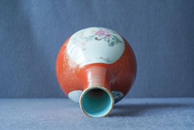 Un vase de forme bouteille en porcelaine de Chine famille rose &agrave; fond corail, marque de Qianlong, 19/20&egrave;me