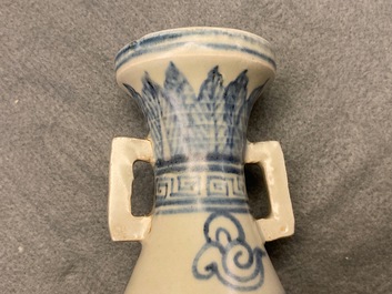 Een Chinese blauw-witte vaas met lotusslingers, Yuan