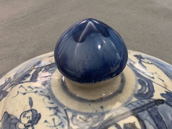 Un vase couvert en porcelaine de Chine en bleu et blanc, Wanli