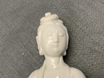 A Chinese Dehua blanc de Chine model of a seated Guanyin, 18/19th C.