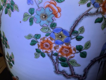 Une grande jardini&egrave;re et un vase de forme rouleau en porcelaine de Chine famille verte, 19&egrave;me