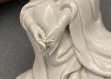 Une figure de Guanyin en porcelaine blanc de Chine, 18/19&egrave;me