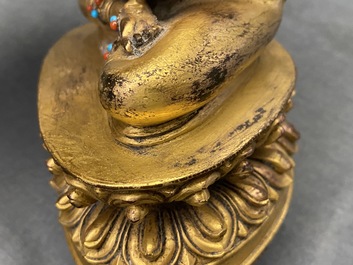 Une figure de Bouddha Amitayus en bronze dor&eacute; incrust&eacute; de corail et turquoise, Chine, 18/19&egrave;me