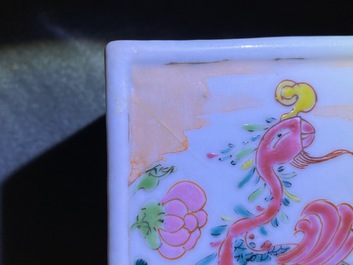 Un pot &agrave; pinceaux, un bol et un vase en porcelaine de Chine famille rose et verte, 19&egrave;me