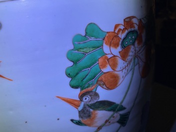 Une grande jardini&egrave;re et un vase de forme rouleau en porcelaine de Chine famille verte, 19&egrave;me