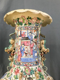 Une paire de grands vases en porcelaine de Chine famille rose, 19&egrave;me