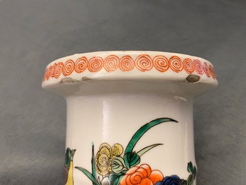 Une grande jardini&egrave;re et un vase de forme rouleau en porcelaine de Chine famille verte, 19&egrave;me