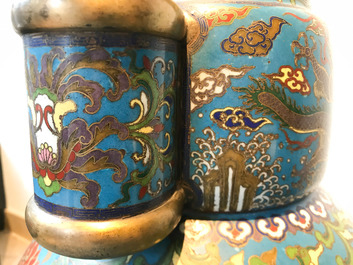 Een grote Chinese cloisonn&eacute; hu vaas met lotusslingers, gemerkt Qi Yu Bao Tung Chih Chen, 19e eeuw